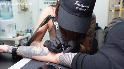 Ghomestory - Risky! Fucked In The Tattoo Studio Of A Se - hclips.com