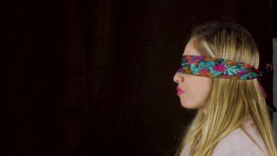 Le Jeu Du Gout - Elle Est Presque Incollable ! - hclips.com