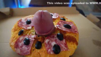 The Pizza Delivery Man Accepted Payment With Sex With A Beauty Instead Of Money - hclips.com