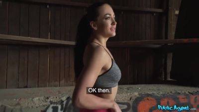 Fit Runner In Tight Leggings - videomanysex.com