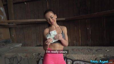 Fit Runner In Tight Leggings - videomanysex.com