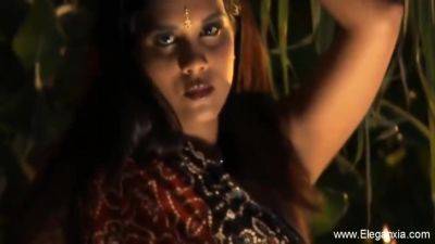 She Dances The Bolly Night Away - desi-porntube.com
