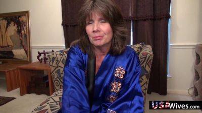 Sexy Gilf in heels and lingerie masturbates in a private room - sexu.com - Usa