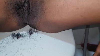 Shaving Her Pussy - desi-porntube.com