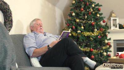 Sasha's pussy is old guy's naughty Christmas present - hotmovs.com