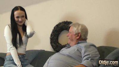 Sasha's pussy is old guy's naughty Christmas present - hotmovs.com