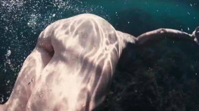 A Naked Buttty Girl Swims In The Ocean But Someone Is Watching Her - hclips.com