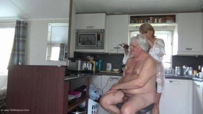 Dimonty Cuts A Clients Hair - hclips.com