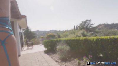 Curvy Latina Babe With Queenie Sateen - upornia.com