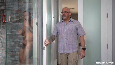 Callie Brooks In Sneaky Bath - videooxxx.com