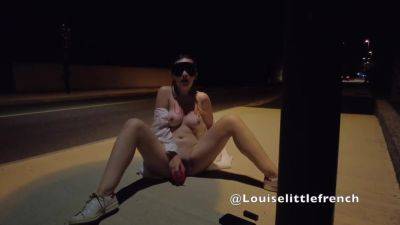 I Fuck Myself On A Sidewalk And I Squirt In Front Of Passers-by - hclips.com