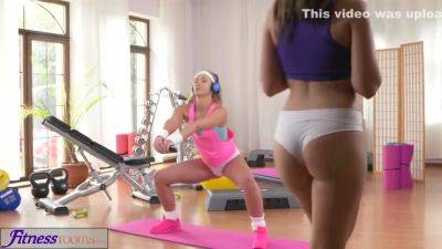 Young Brunette Gets Mind-blowing Lesbian Orgasm In T - upornia.com