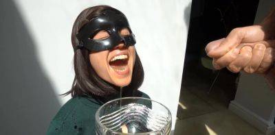 elle boit toute sa pisse aprés qu il l ait aspergé - txxx.com