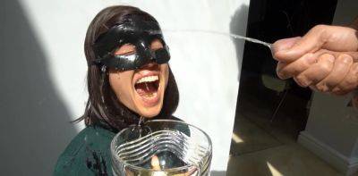 elle boit toute sa pisse aprés qu il l ait aspergé - txxx.com