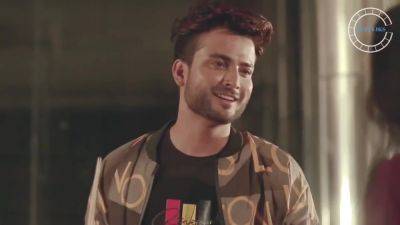 Random Softcore Skit With A Bombshell - hclips.com - India