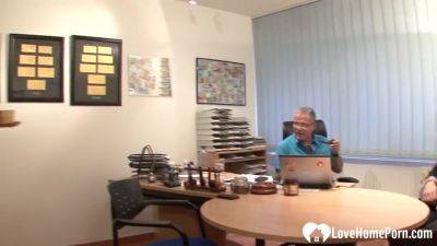 Fat Dude Sucked Off By A Thirsty Babe - hclips.com