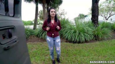 Hottest Girl On The Bus - upornia.com