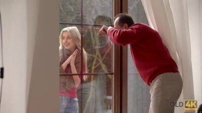 Teen doesnt mind having sex with mature stranger - sexu.com