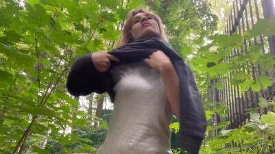 je joue avec ma chatte poilue dans la forét - txxx.com - France