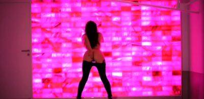 chloé se masturbe a s en faire gicler sur le sol - txxx.com - France