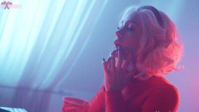 Alice - Alice Bong In The Blonde Lets A Real Dick Into Anal Instead Of A Sex Toy - hotmovs.com