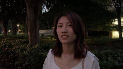 【スレンダーな体内で作り出された[エロレナリン]が夫以外で暴発する？ツルペタちっぱい星人、初めて知った他人棒を味わい尽くす！】夫のことが大好きな妻を赤の他人に寝取らせてみたら…【ちゆ(21)/結婚1年目】 - txxx.com - Japan