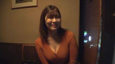 【色気MAX】【Gカップ】これでもかと谷間を見せつける美女が登場！テニスのインストラクターがどうして？「性欲が強いかも…テニス後はめちゃくちゃムラムラします♪」テニスラケットではなくて、チンポを握り快感を狙い打つw - txxx.com - Japan