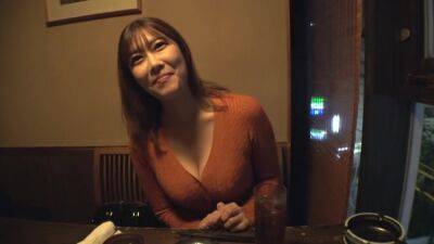 【色気MAX】【Gカップ】これでもかと谷間を見せつける美女が登場！テニスのインストラクターがどうして？「性欲が強いかも…テニス後はめちゃくちゃムラムラします♪」テニスラケットではなくて、チンポを握り快感を狙い打つw - txxx.com - Japan