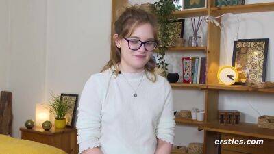 Luna - 22 Jahre Alte Luna Masturbiert In Strumpfen Und Mit Toys - hotmovs.com