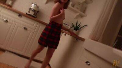 Bella Grei - Rezinka - Devchenka Soset Hui V Krovate - Nigonika Predstavlyaet - upornia.com