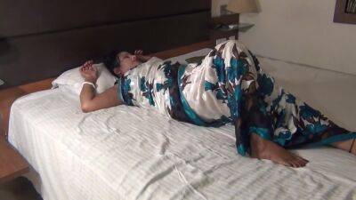 Desi Saree Girl Riya Masturbate On Bed - voyeurhit.com