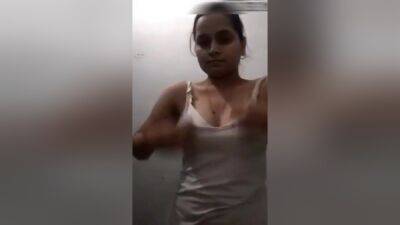 Desi Girl Shows Round Globes In Topless Viral Clip - desi-porntube.com - India