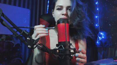 Asmr Stroking With A Brush - hclips.com