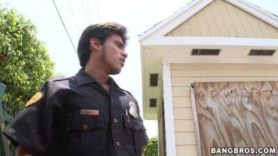 Working The Security With Lindsey Lovehands - hclips.com