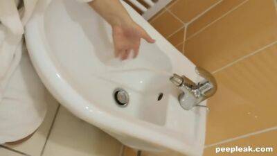 Brunette Babe Masturbates In The Bathroom - hclips.com