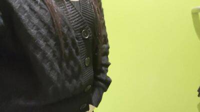 Une Fille Excitee A Decide De Se Masturber Aux Toilettes De Laeroport - Jasmine Sweetarabic - hclips.com