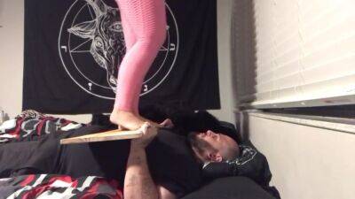 Face Stomping - hclips.com