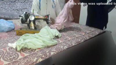 Tailor Ne Bhabhi Ka Naap Lete Lete Bhabhi Hi Ko Chod Dala - upornia.com - India