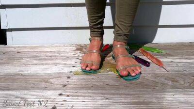 Ice Pong And Jelly Sandal Squirting/bursting - hclips.com