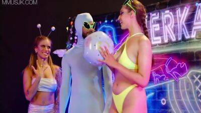 Alien Jerkaoke - These Thick Aliens Are Out Of This World - hclips.com - Usa