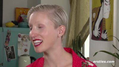 Masturbiert Mit Latexhandschuh Ol Und Glasdildo - upornia.com