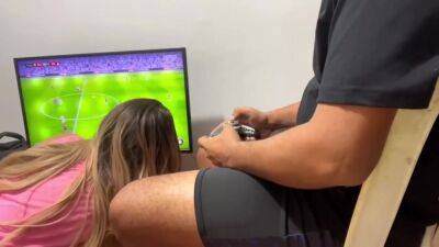 Voy A Casa De Mi Amigo A Jugar Fifa Y Me Termino Follando A Su Hermana Casi Nos Descubren - upornia.com