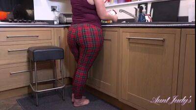 BBW MILF in the Kitchen - sunporno.com