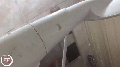 Dluquinhaa caught the young girl taking a shower - veryfreeporn.com