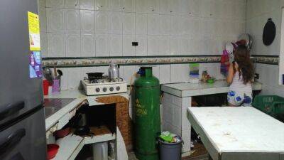 Im In The Kitchen And My Stepbrother Wants To Fuck Me Until He Cums On My Back - upornia.com