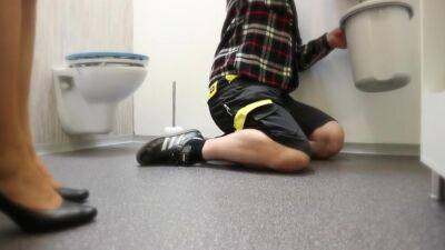 The Fitter Comes Into The House - voyeurhit.com