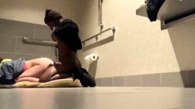 Sexe de couple interracial dans les toilettes publiques - drtuber.com