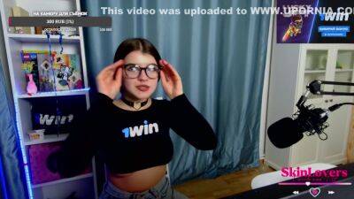 Devushka-strimer Skinloverss Otdalas Mne Vo Vremya Strima Dlya Pozhertvovanii Pov Webcamera - upornia.com