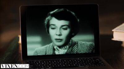 Naughty & Gorgeous Freya Knows How To Her Man - hotmovs.com