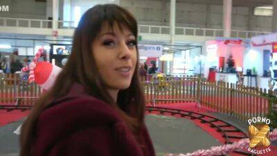 Tiny, Belle Coquine, Se Devergonde Pour Deux Bites Bien Dures 15 Min - hclips.com - France